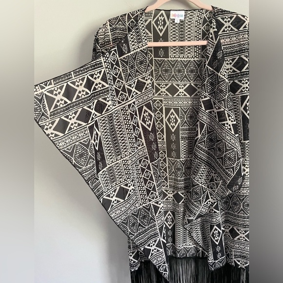 Lularoe Black and White Geometric Monroe Kimono with Black Fringe - Picture 7 of 11